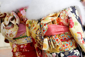 明日は成人の日【成人式】振り袖の販売・レンタル業「はれのひ」