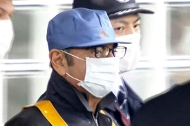 カルロス・ゴーンの保釈時の変装が海外メディア